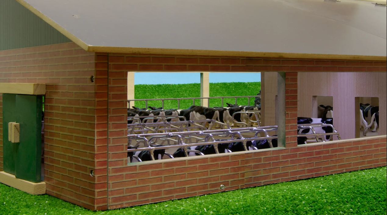 KG Wooden Cattle & Milking Shed  1:32 V05/0495