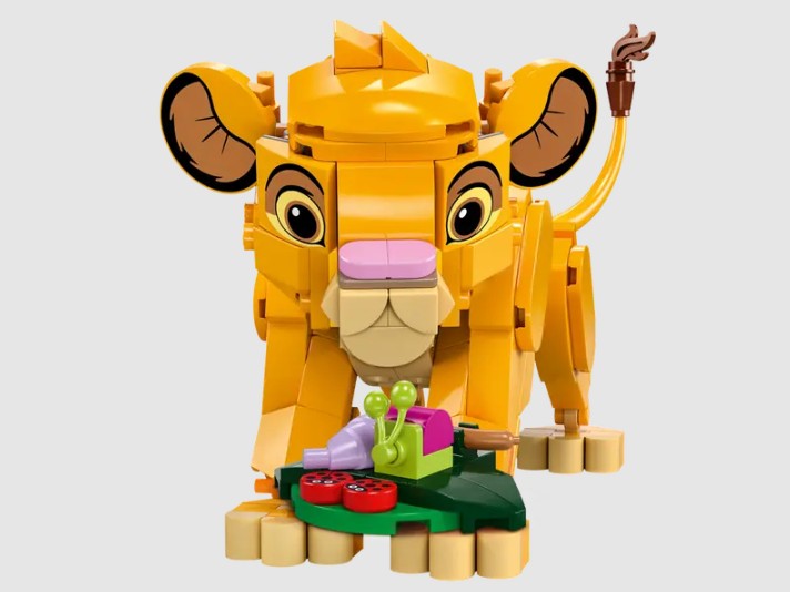 Front view of LEGO Simba Lion King Cub 43243 with bug plate – ToyTown.ie