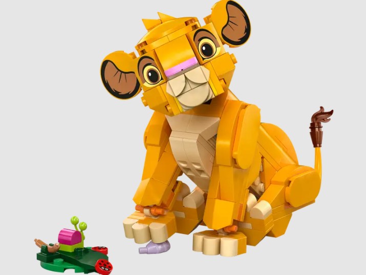 LEGO Disney Simba the Lion King Cub 43243 sitting with bug plate – ToyTown.ie