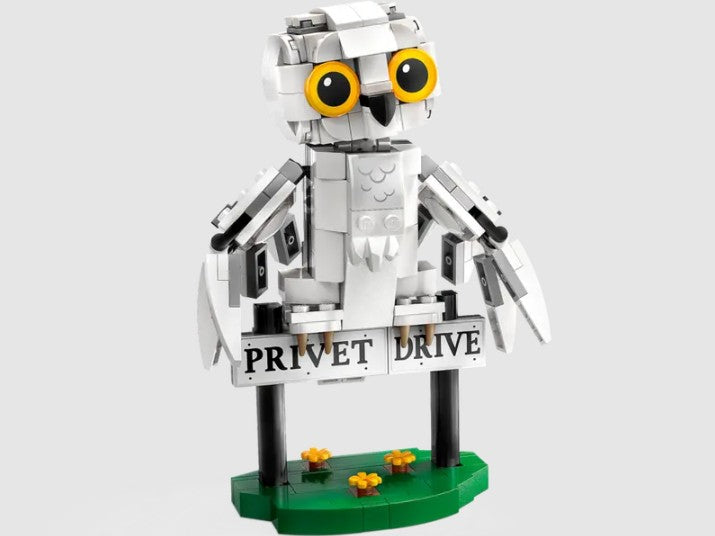 Close-up of LEGO Hedwig on Privet Drive sign