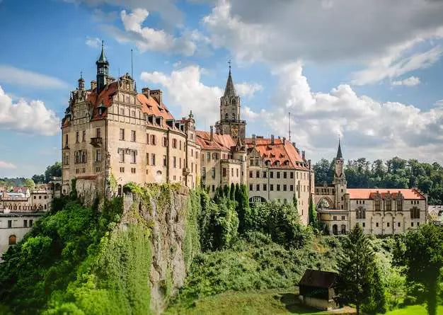 Ravensburger Sigmaringen Castle 1000 piece jigsaw puzzle artwork close up showing the castle buildings, towers and cliff edge