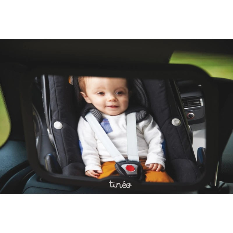 Tinéo Backseat Mirror showing a child reflected from a rear facing car seat