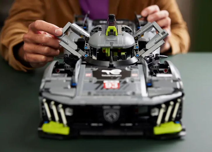 Lego Technic Peugeot 9X8 24H Le Mans Hybrid Hypercar - 42156