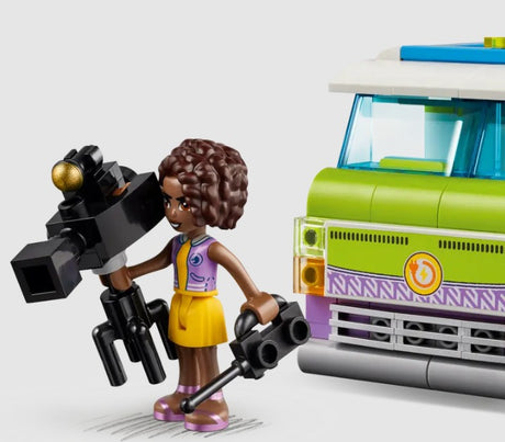 LEGO Friends 41749 Aliya holding large video camera next to newsroom van – Ireland