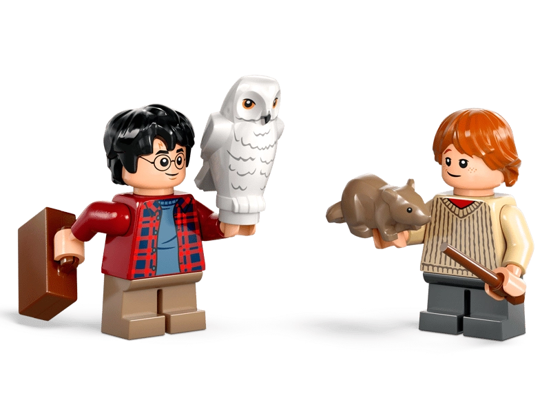 LEGO Harry Potter Flying Ford Anglia 76424 Harry Potter and Ron Weasley minifigures with Hedwig owl, Scabbers rat, suitcase and wand accessories
