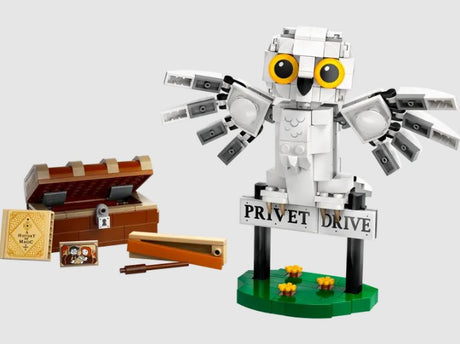 LEGO Harry Potter Hedwig 76425 model with trunk and magical items