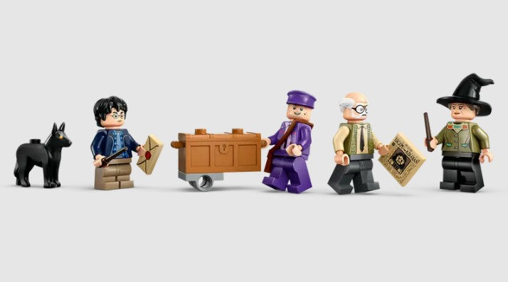 LEGO Knight Bus 76446 minifigures lineup