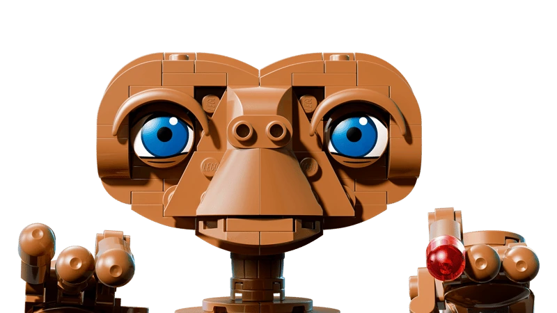 Close-up of the LEGO Ideas E.T. the Extra-Terrestrial 21370 face, hands and glowing red fingertip