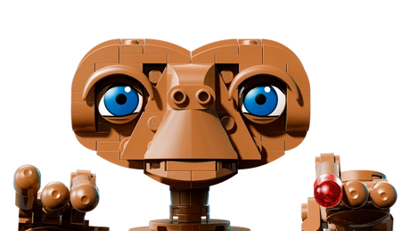 Close-up of the LEGO Ideas E.T. the Extra-Terrestrial 21370 face, hands and glowing red fingertip
