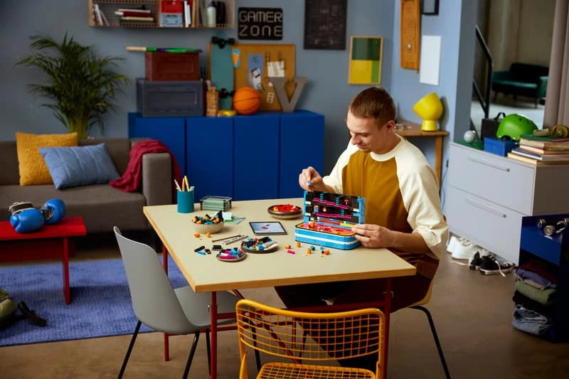 Person assembling the LEGO Super Mario Donkey Kong Arcade 72051 model at a table