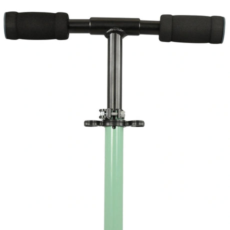 MoVe Urban Commuter Scooter close view showing the handlebar and stem