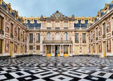 Ravensburger Château de Versailles puzzle artwork showing the palace courtyard with ornate façades and black and white geometric paving