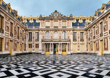 Ravensburger Château de Versailles puzzle artwork showing the palace courtyard with ornate façades and black and white geometric paving