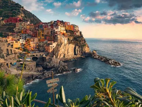 Ravensburger View of Cinque Terre, Italy 1500 piece jigsaw puzzle artwork close up showing the cliffside village and sea
