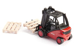 Siku 1:50 Forklift Truck 1722 front angle view with wooden pallets