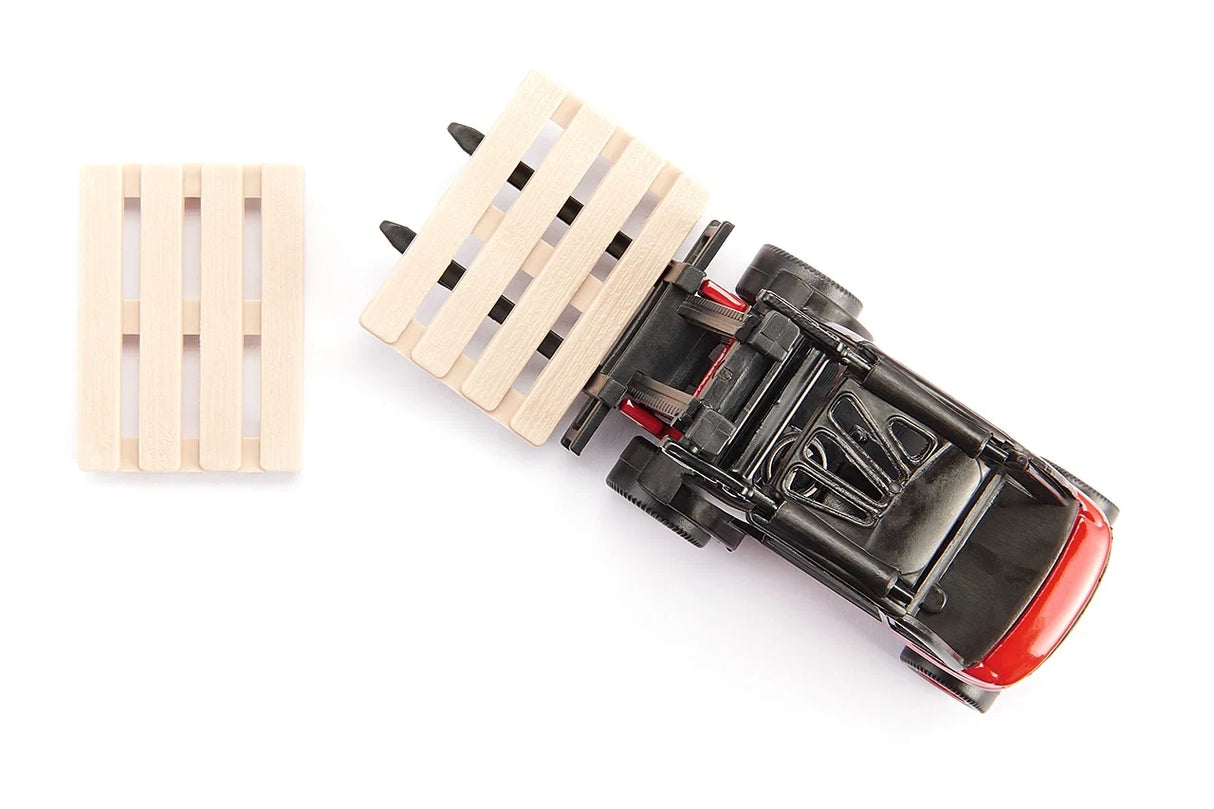 Siku 1:50 Forklift Truck 1722 overhead view with wooden pallets