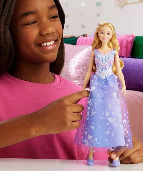 Child pressing Glinda’s dress button to play clip from “For Good”